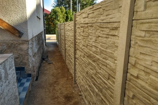 Stavba betonového oplocení